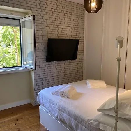 T2 Alvalade Em 3 Pessoas Apartment *