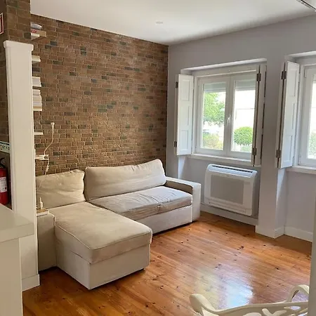 T2 Alvalade Em 3 Pessoas Apartment *